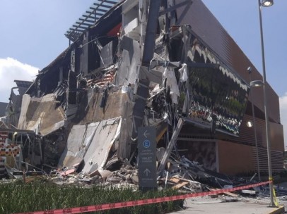 Imágenes del derrumbe del centro comercial Plaza Artz.