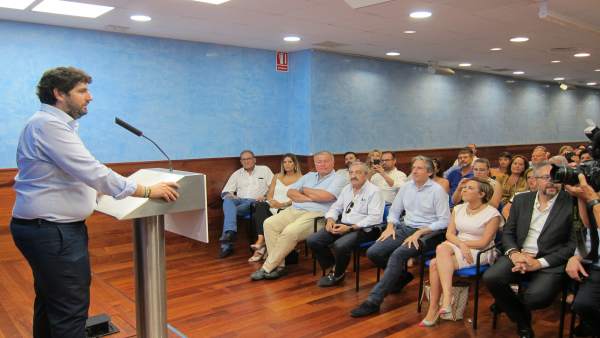 El presidente Fernando López Miras presenta al ex ministro Íñigo de la Serna El presidente Fernando López Miras presenta al ex ministro Íñigo de la Serna