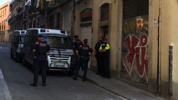 Operativo antidroga en el Raval. Operativo antidroga en el Raval.