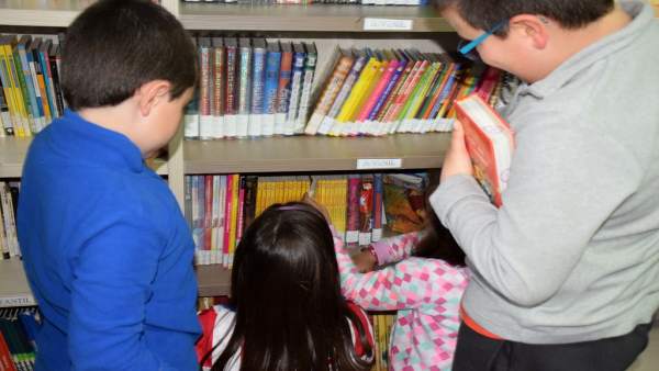 Niños en una biblioteca de la provincia de Cáceres Niños en una biblioteca de la provincia de Cáceres