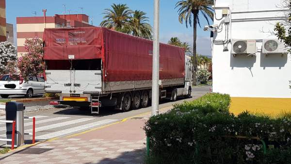 Camión incautado a narcotraficantes en la puerta de la Comandancia de Algeciras Camión incautado a narcotraficantes en la puerta de la Comandancia de Algeciras