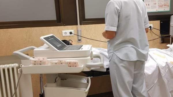 Enfermero preparado para realizar una prueba diagnóstica. Enfermero preparado para realizar una prueba diagnóstica.