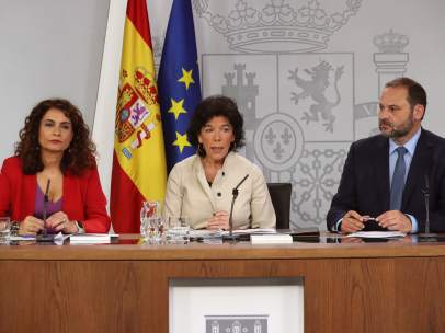 Los ministros de Hacienda, Educación y Fomento, María Jesús Montero, Isabel Celaá y José Luis Ábalos.