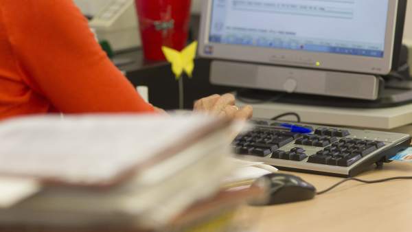 El Consell aprova el decret per a traslladar l'augment salarial de 150.000 empleats públics que contemplen els PGE El Consell aprova el decret per a traslladar l'augment salarial de 150.000 empleats públics que contemplen els PGE