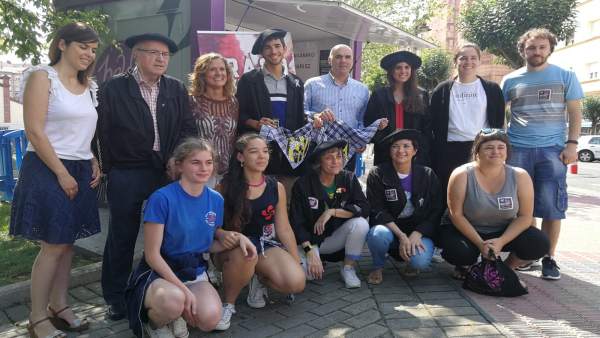 Pregonero y txupineros de las fiestas de Barakaldo Pregonero y txupineros de las fiestas de Barakaldo