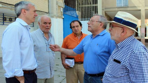 Azcón (PP) con vecinos de La Romareda Azcón (PP) con vecinos de La Romareda