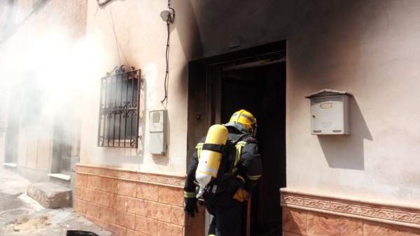 Un bombero entra en la vivienda siniestrada en Tíjola Un bombero entra en la vivienda siniestrada en Tíjola