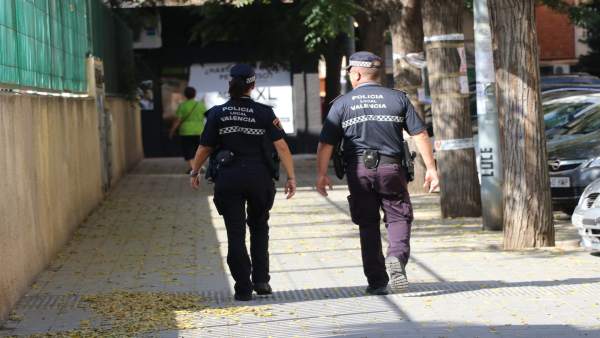 Dos agentes de la Policía Local por València Dos agentes de la Policía Local por València
