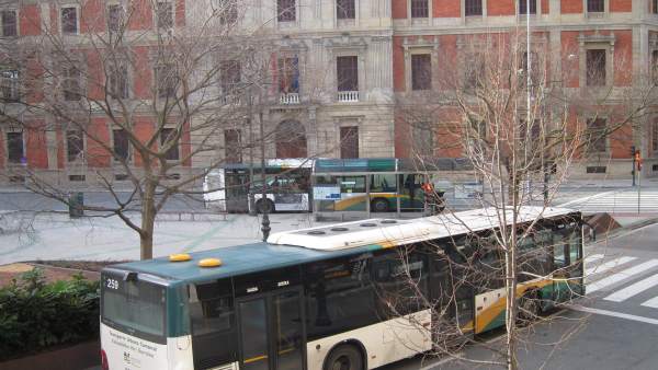Una villavesa circulando por Pamplona Una villavesa circulando por Pamplona
