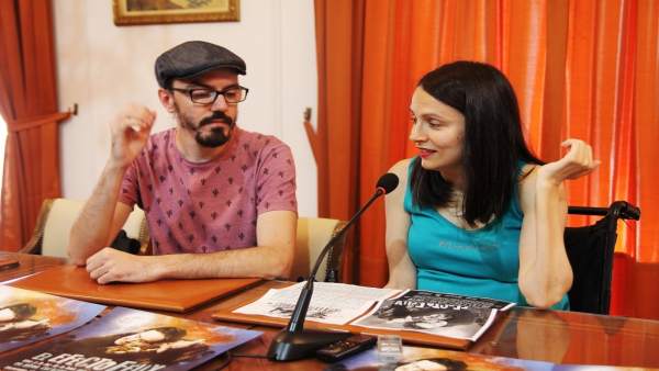 El mago Paco González y la concejal María Eugenia Cabezas El mago Paco González y la concejal María Eugenia Cabezas