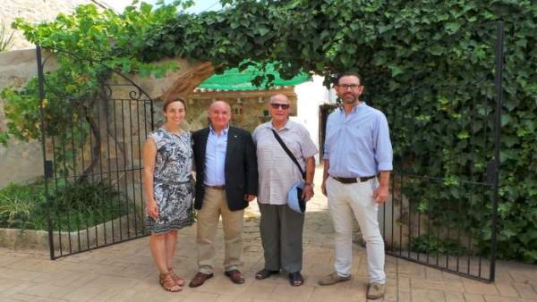 Directivos de Asima y de Jovent, en la Granja Escuela Jovent Directivos de Asima y de Jovent, en la Granja Escuela Jovent