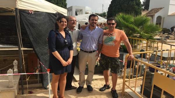 Alberto Garzón y Rosa Pérez Garijo en una de las fosas del cementerio de Paterna Alberto Garzón y Rosa Pérez Garijo en una de las fosas del cementerio de Paterna