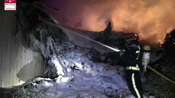 Extinción del camión incendiado en Nules Extinción del camión incendiado en Nules