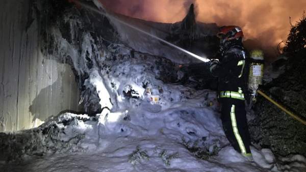 Un operario de los Bomberos sofoca el incendio del camión siniestrado. Un operario de los Bomberos sofoca el incendio del camión siniestrado.