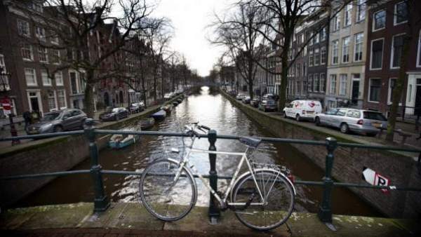 Vista de una bicicleta en el canal Keizersgracht de Amsterdam, en Holanda. Vista de una bicicleta en el canal Keizersgracht de Amsterdam, en Holanda.