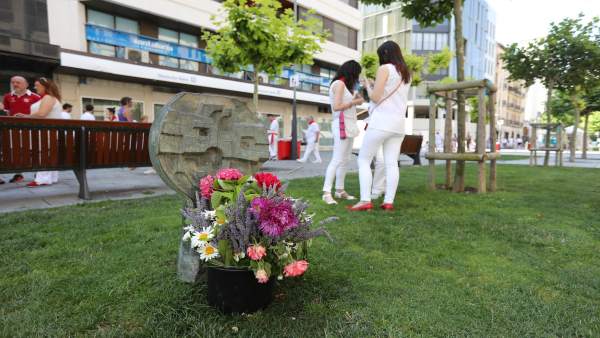 Estela en recuerdo a Germán Rodríguez, muerto en los Sanfermines de 1978. Estela en recuerdo a Germán Rodríguez, muerto en los Sanfermines de 1978.