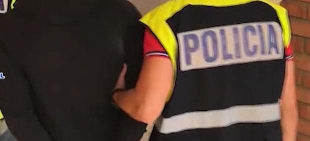 La policía, junto a un detenido por acoso.