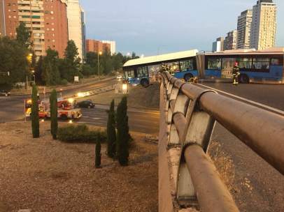 Autobús suspendido de un puente