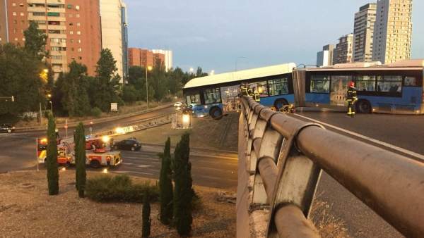 Autobús suspendido de un puente Autobús suspendido de un puente
