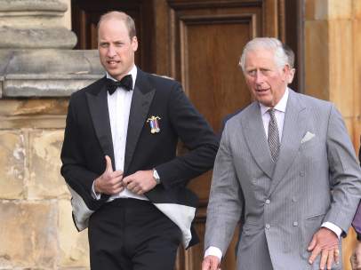 Los príncipes ingleses Harry y Carlos