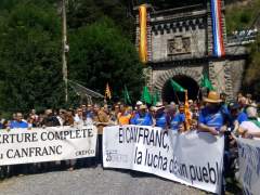 Concentración de este domingo ante el tunel del Canfranc.