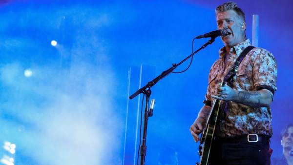 El cantante Josh Homme durante la actuación de esta madrugada El cantante Josh Homme durante la actuación de esta madrugada