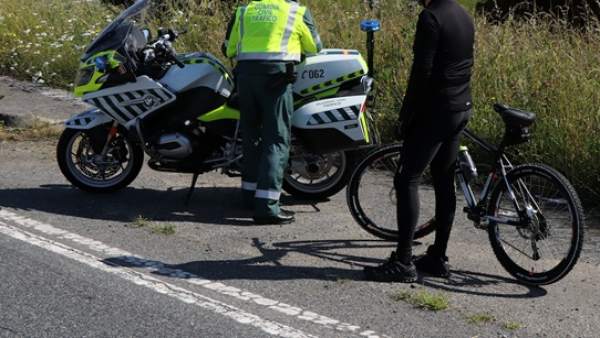 La Guardia Civil intercepta a un ciclista La Guardia Civil intercepta a un ciclista