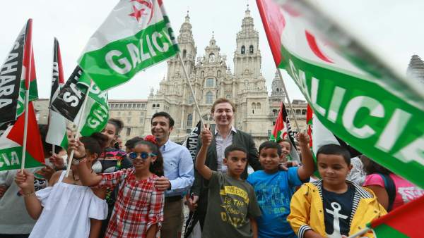 Rey Varela y Jesús Gamallo con niños saharuis del programa 'Vacacións en Paz' Rey Varela y Jesús Gamallo con niños saharuis del programa 'Vacacións en Paz'