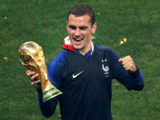 Griezmann, con la Copa del Mundo conquistada por Francia.