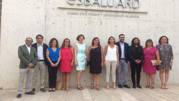 La ministra Reyes Maroto junto a miembros del Govern. La ministra Reyes Maroto junto a miembros del Govern.