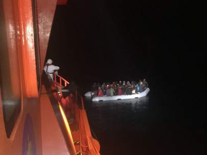 Embarcación rescatada por Salvamento y trasladada al Puerto de Motril (Granada)