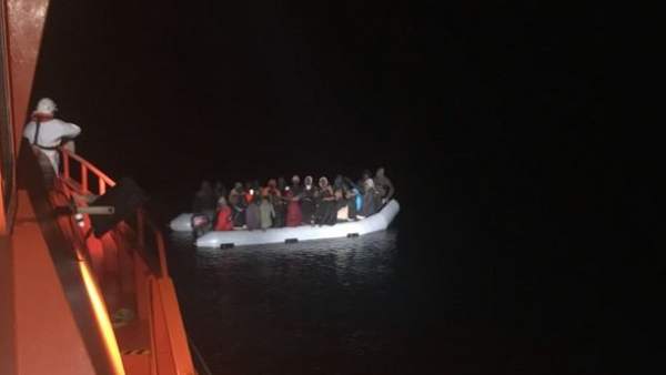 Embarcación rescatada por Salvamento y trasladada al Puerto de Motril (Granada) Embarcación rescatada por Salvamento y trasladada al Puerto de Motril (Granada)