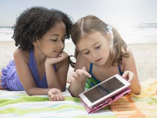 Dos niñas con una tablet