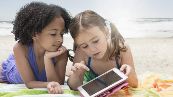 Dos niñas con una tablet Dos niñas con una tablet