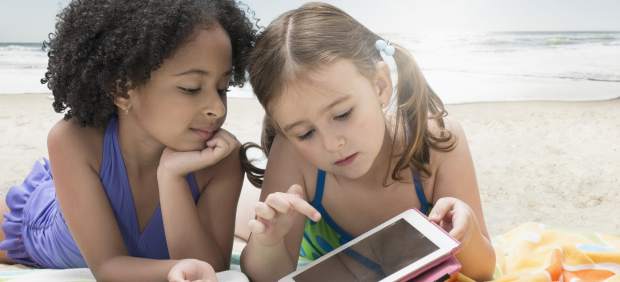 Dos niñas con una tablet