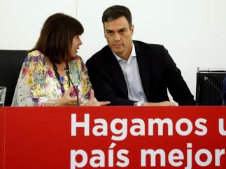 Pedro Sánchez, presidente del Gobierno, charla con Cristina Narbona, presidenta del PSOE, este lunes en Ferraz.