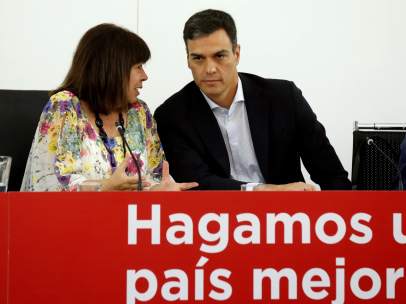 Pedro Sánchez, presidente del Gobierno, charla con Cristina Narbona, presidenta del PSOE, este lunes en Ferraz.