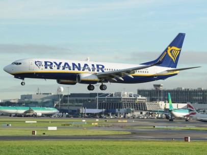 Avión de Ryanair aterrizando en el aeropuerto de Dublín