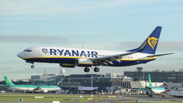 Avión de Ryanair aterrizando en el aeropuerto de Dublín Avión de Ryanair aterrizando en el aeropuerto de Dublín