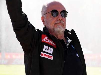 Aurelio De Laurentiis saluda a los aficionados