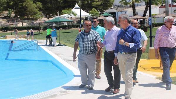 Izquierdo (centro) y Pérez (dcha.) visitan la piscina de Jauja Izquierdo (centro) y Pérez (dcha.) visitan la piscina de Jauja
