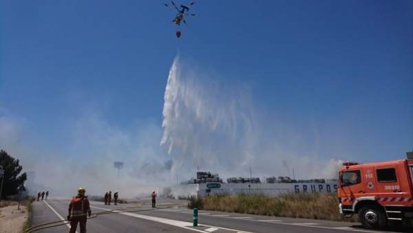 Estabilitzat un incendi en una fàbrica de cartó a Silla Estabilitzat un incendi en una fàbrica de cartó a Silla