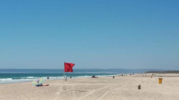 Bandera roja en la playa de Zahara de los Atunes Bandera roja en la playa de Zahara de los Atunes