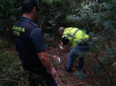 Efectivos de la guardia civil con un artefacto