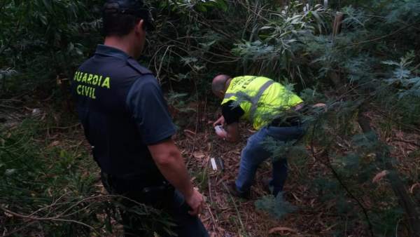 Efectivos de la guardia civil con un artefacto Efectivos de la guardia civil con un artefacto