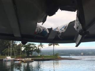 Impacto de una bomba de lava en un barco en Hawái