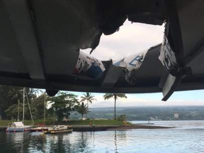 Impacto de una bomba de lava en un barco en Hawái