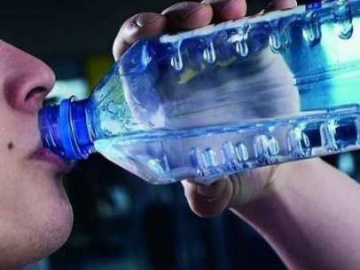 Botella de agua embotellada.