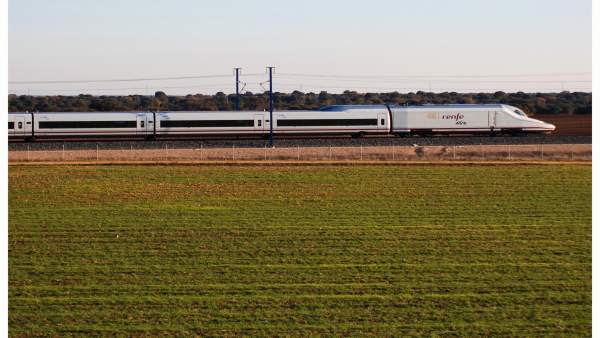Un AVE a su paso por la provincia de Córdoba Un AVE a su paso por la provincia de Córdoba