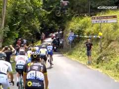 Alucinante: un aficionado salta con su bicicleta por encima del pelotón en el Tour